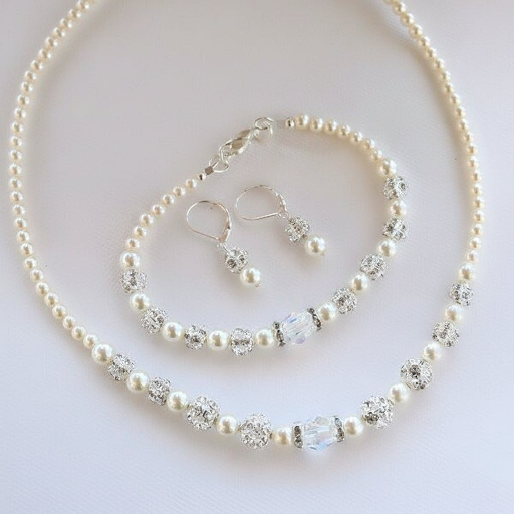 collier-bracelet et boucles d'oreilles blanches