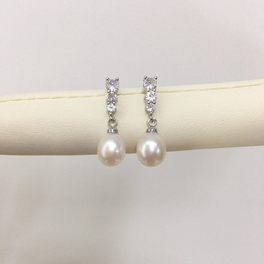Boucles d'oreilles perles et strass présentoire