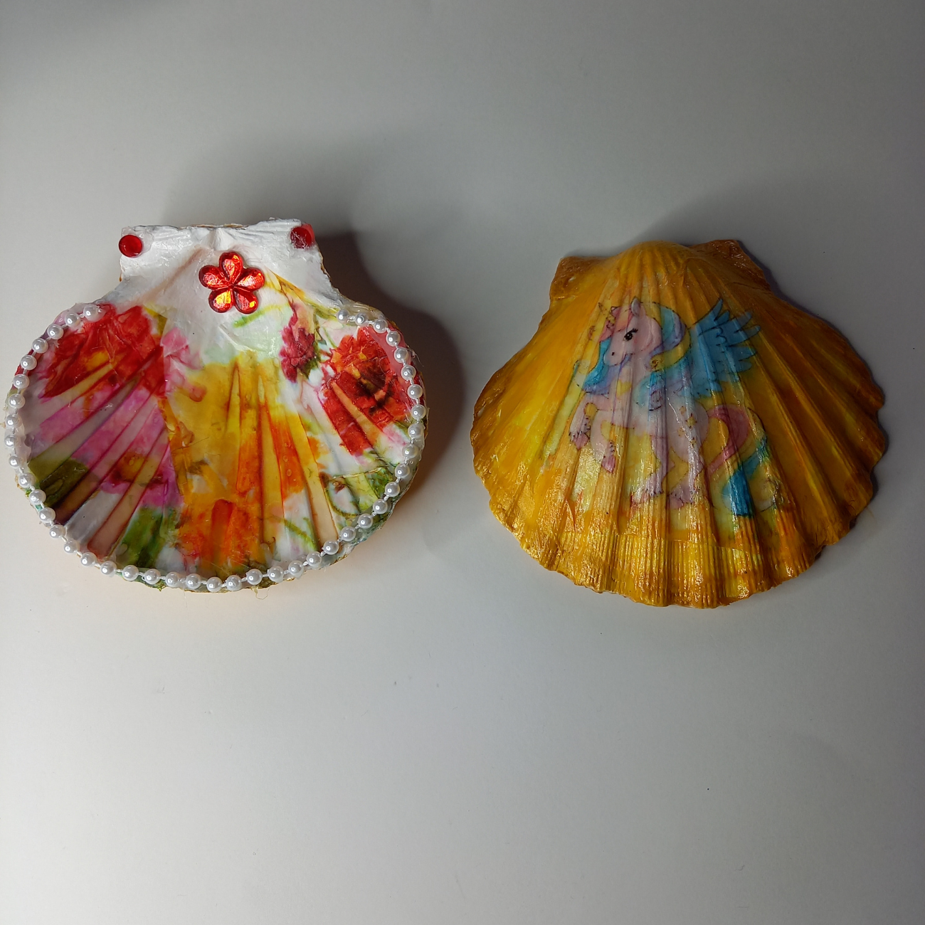 Coquillage Décoratif Artisanal — Motif Fleurs Colorées