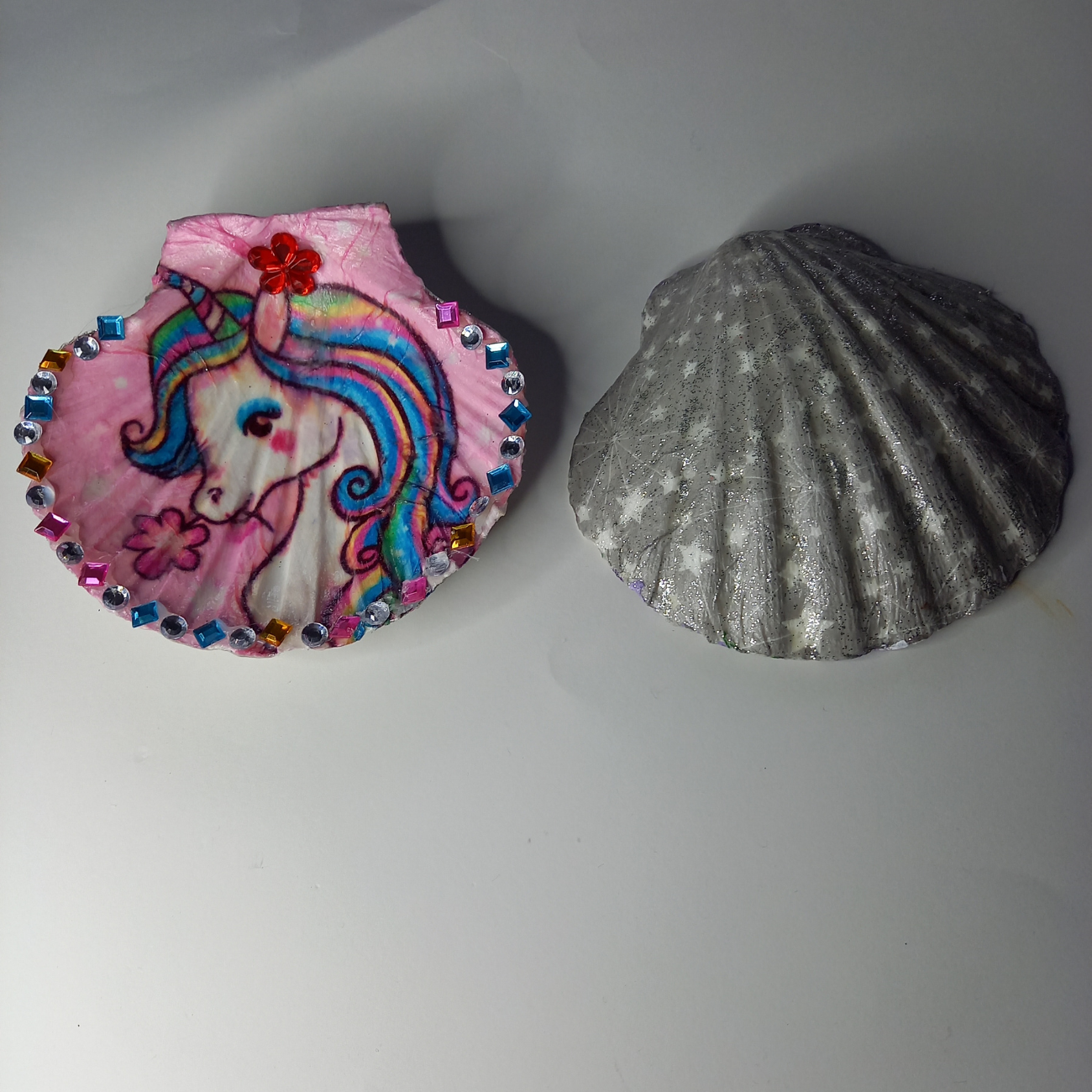 Coquillage décorée à la main - motif " Licorne -  Cristaux de Gaïa