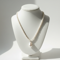 Collier mariée sur présentoir