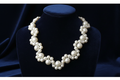 Collier perles sur velours marine